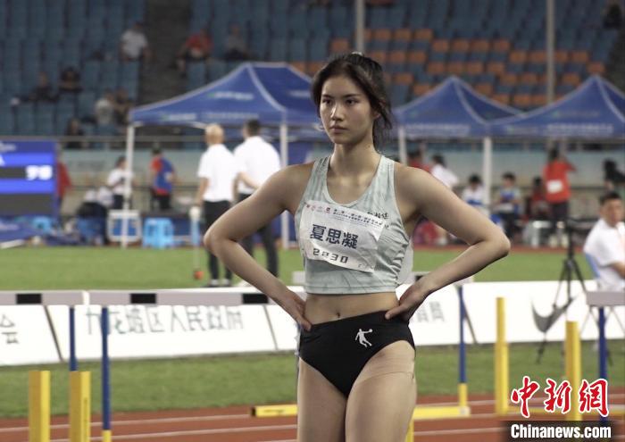 夏思凝刷新个人最佳13秒08夺金 重庆田径赛绽放速