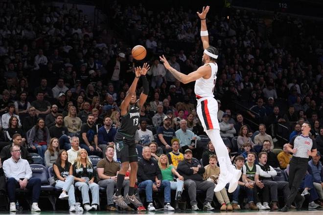 开拓者险胜森林狼终结对手连胜 杨瀚森缺席成关