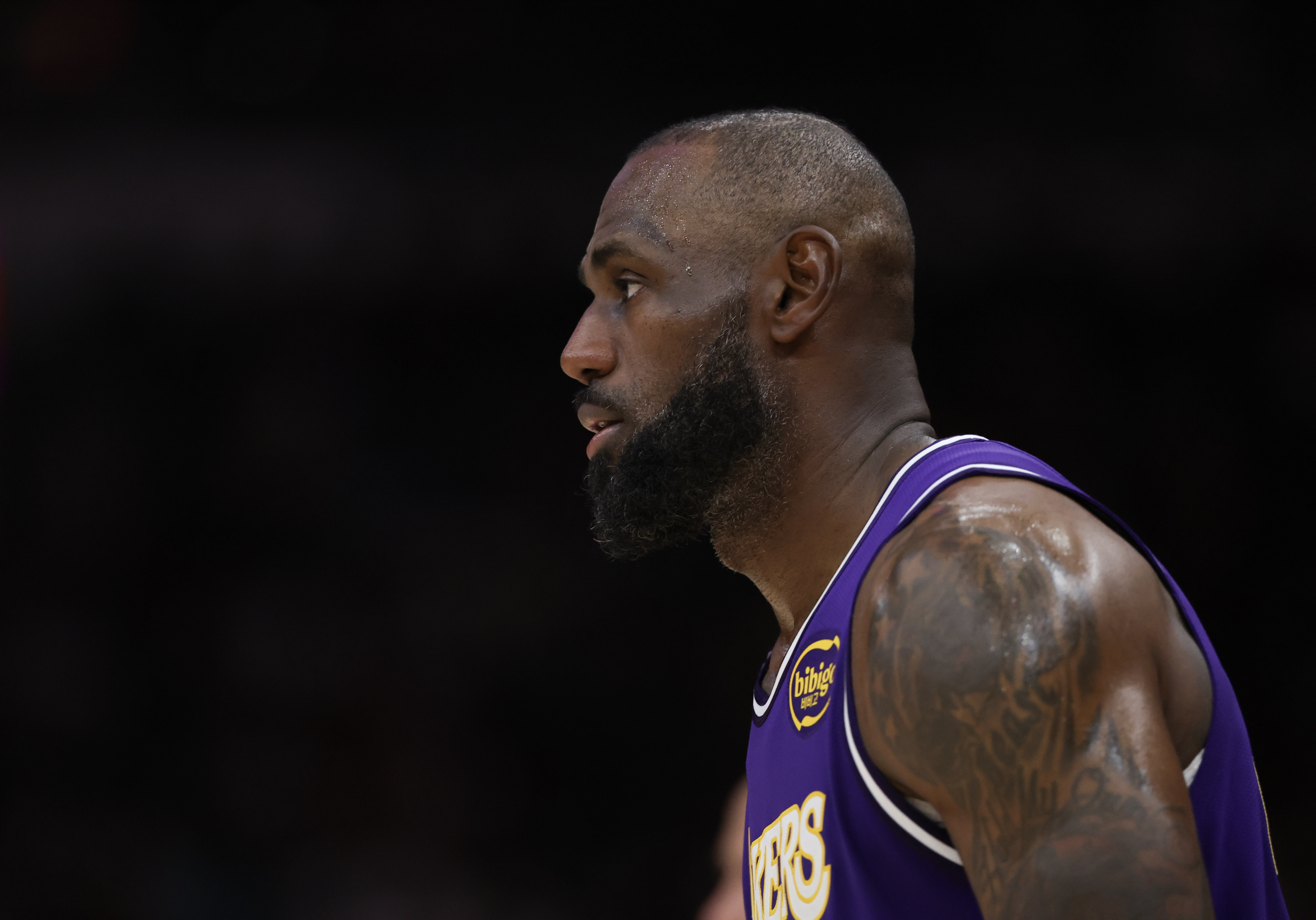 湖人客场力克火箭豪取七连胜 雷迪克赞叹詹姆斯