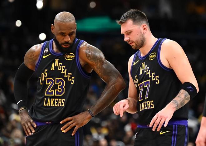 湖人对阵雷霆首节崩盘 防守漏洞暴露三巨头失常