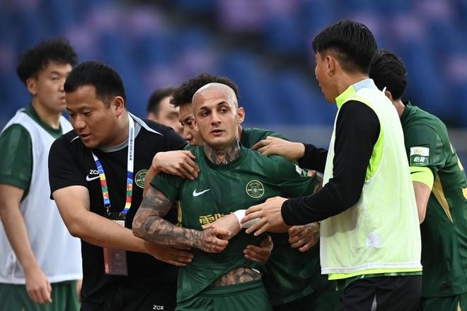 浙江外援踹翻水桶引重罚 中国足协将召开听证会