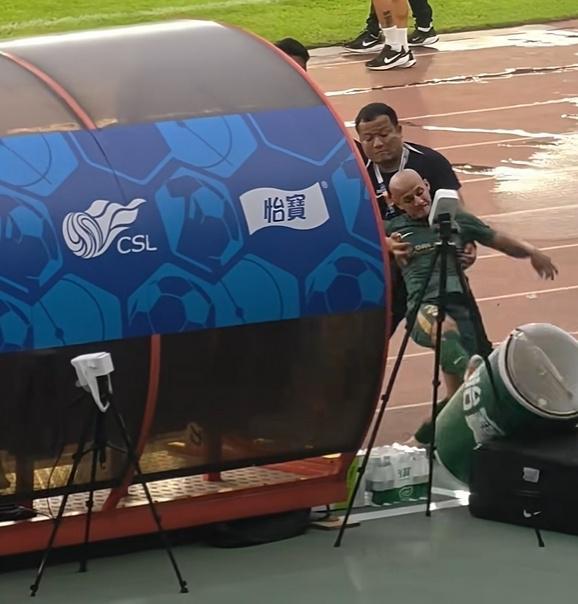 浙江外援踹翻水桶引重罚 中国足协将召开听证会