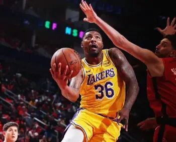 斯马特关键抢断锁定胜局 湖人季后赛3-0领先火箭